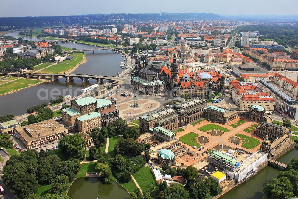 Dresden from the bird's eye view: Blick auf den Zwinger, das Residenzschloss, die katholische Hofkirche und den Theaterplatz mit der Semperoper. Zwischen Augustus- und Carolabrücke liegen am Terrassenufer die Schiffe der Sächsischen Dampfschifffahrt. Old Town of Dresden