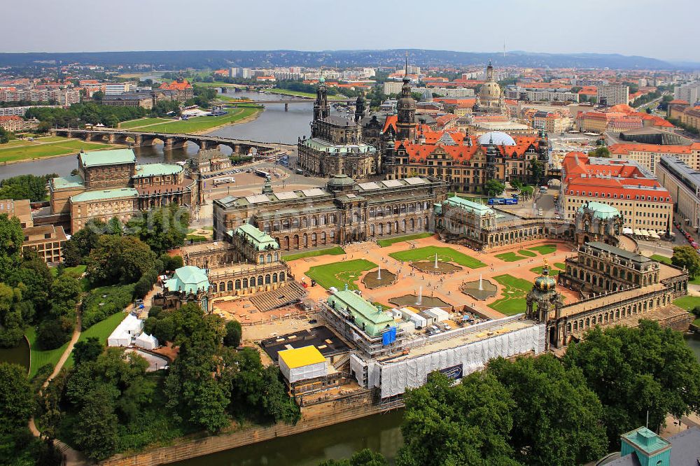 Aerial image Dresden - Blick auf den Zwinger, das Residenzschloss, die katholische Hofkirche und den Theaterplatz mit der Semperoper. Zwischen Augustus- und Carolabrücke liegen am Terrassenufer die Schiffe der Sächsischen Dampfschifffahrt. Old Town of Dresden