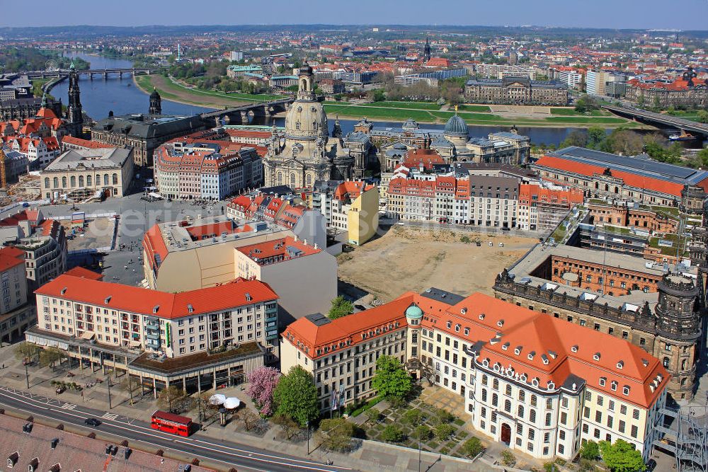 Dresden from the bird's eye view: Der Blick über die Barocke Altstadt von Dresden. Markant ist die Kuppel der Frauenkirche. Im Stadtmuseum wird eine umfangreiche Kultur- und Kunstgeschichte präsentiert. Old Town of Dresden