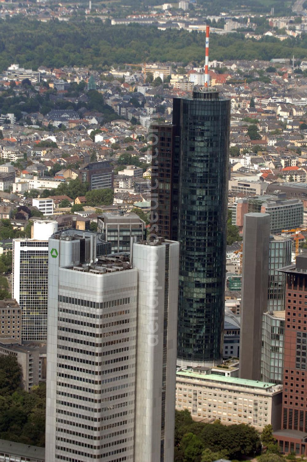 Frankfurt am Main from the bird's eye view: Blick auf das Dresdner-Bank-Hochhaus (auch Silberturm, Silberling, Silver Tower oder Jürgen-Ponto-Hochhaus genannt) und den Main Tower im Bahnhofsviertel von Frankfurt am Main in Hessen. Von 1978 bis 1990 war das 166 Meter hohe Dresdner-Bank-Hochhaus das höchste Gebäude Deutschlands. Nach der Übernahme der Dresdner Bank durch die Commerzbank plante die neue Eigentümerin den Turm zu veräußern, da der Platz nicht mehr gebraucht wurde. Da ein Verkauf des Gebäudes, das ca. 200 Millionen Euro wert ist, aufgrund der Finanzkrise nicht möglich erschien, wurde das komplette Hochhaus ab dem Sommer 2009 langfristig an die Deutsche Bahn vermietet. Kontakt: Dresdner Bank, Tel. +49 (0) 69 263-55127,