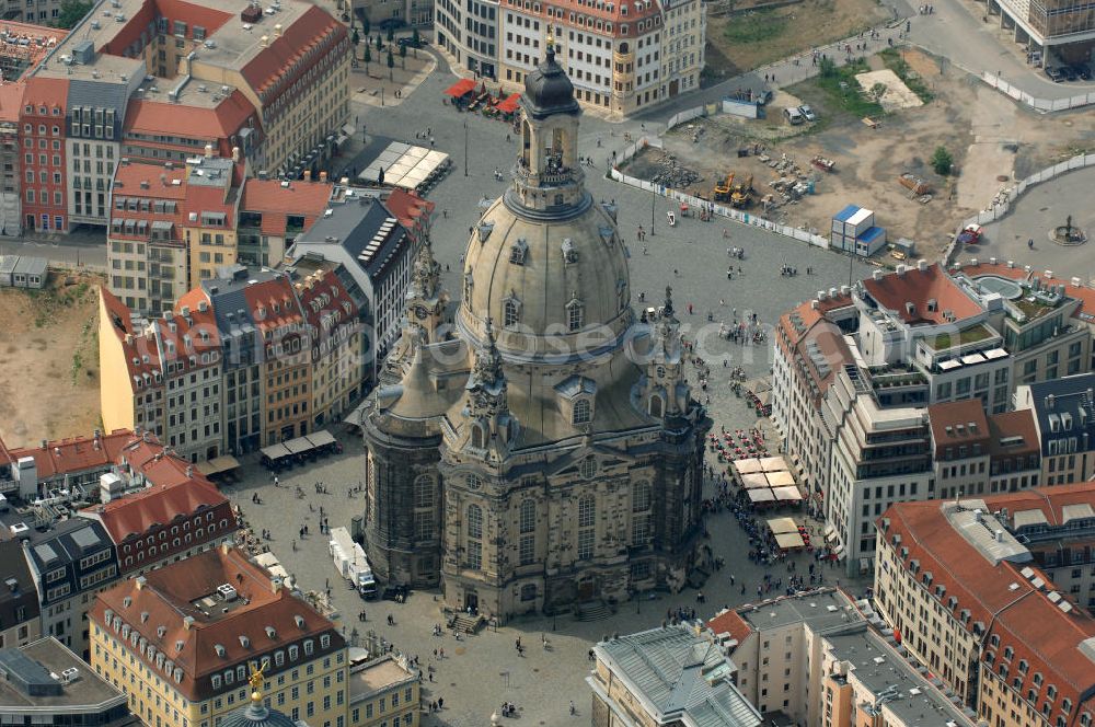 Dresden from above - Blick auf die wiederhergestellte Dresdner Frauenkirche, der evangelisch-lutherische Kirche des Barocks und der prägende Monumentalbau des Dresdner Neumarkt. View of the restored Frauenkirche in Dresden, the Evangelical-Lutheran Church of the Baroque and monumental building of the Neumarkt.