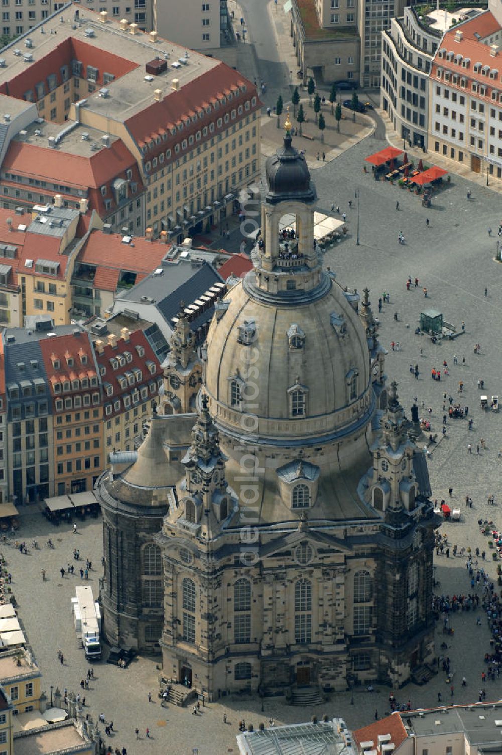 Dresden from the bird's eye view: Blick auf die wiederhergestellte Dresdner Frauenkirche, der evangelisch-lutherische Kirche des Barocks und der prägende Monumentalbau des Dresdner Neumarkt. View of the restored Frauenkirche in Dresden, the Evangelical-Lutheran Church of the Baroque and monumental building of the Neumarkt.