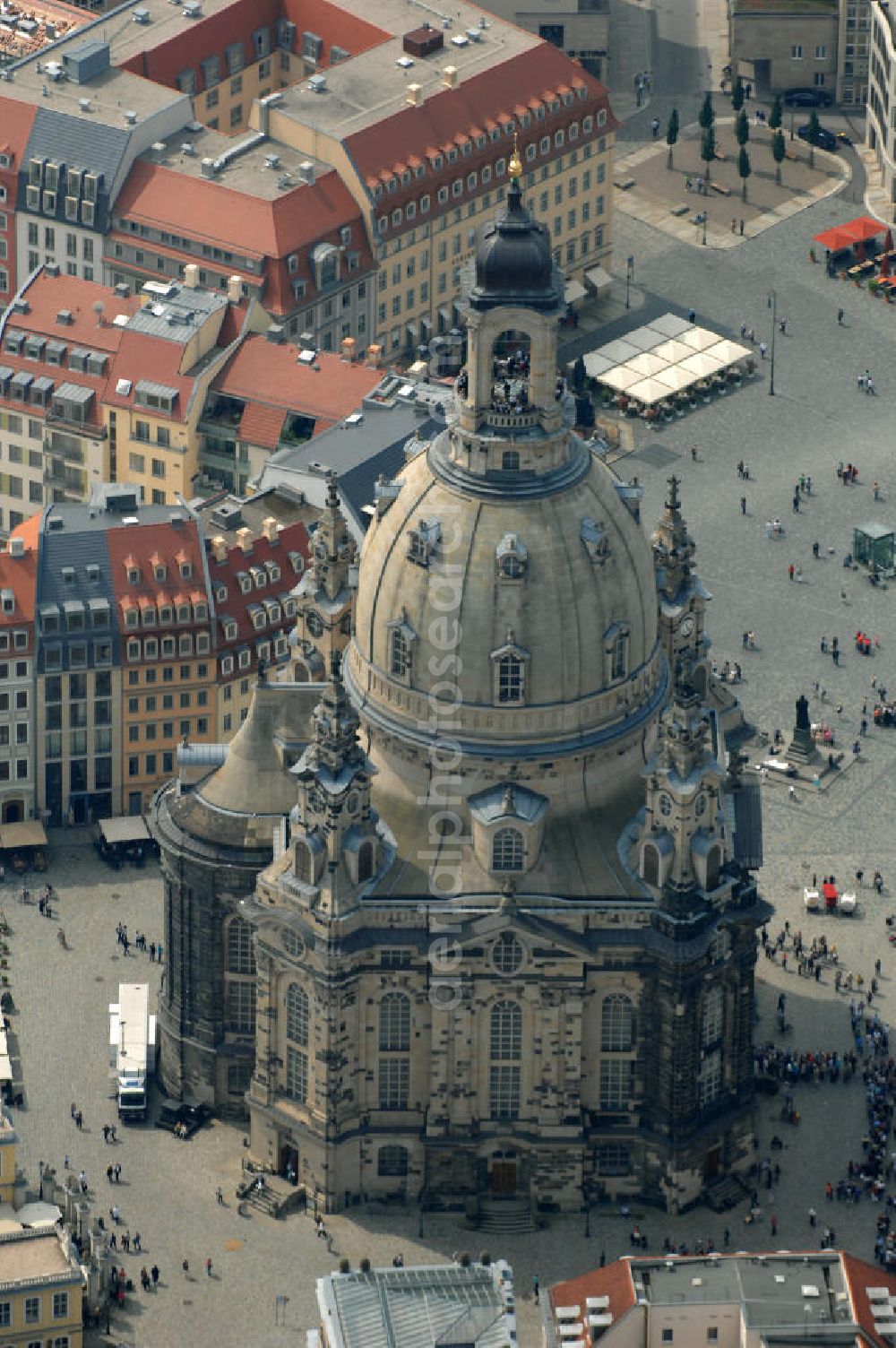 Aerial image Dresden - Blick auf die wiederhergestellte Dresdner Frauenkirche, der evangelisch-lutherische Kirche des Barocks und der prägende Monumentalbau des Dresdner Neumarkt. View of the restored Frauenkirche in Dresden, the Evangelical-Lutheran Church of the Baroque and monumental building of the Neumarkt.