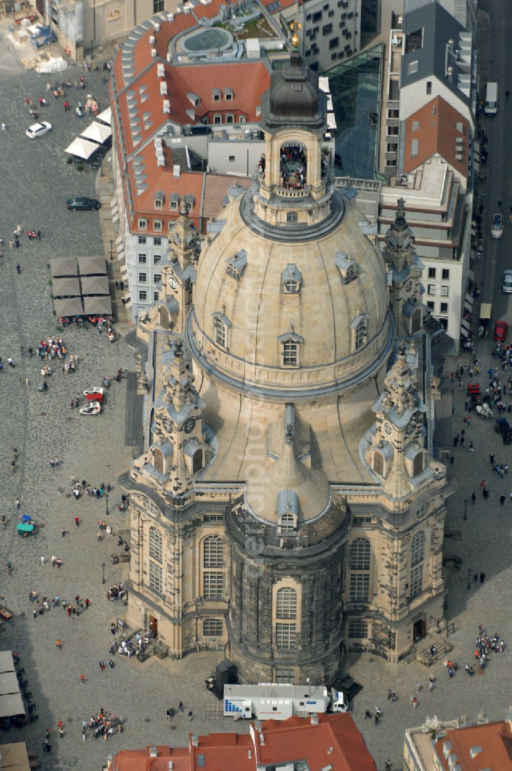 Aerial photograph Dresden - Blick auf die wiederhergestellte Dresdner Frauenkirche, der evangelisch-lutherische Kirche des Barocks und der prägende Monumentalbau des Dresdner Neumarkt. View of the restored Frauenkirche in Dresden, the Evangelical-Lutheran Church of the Baroque and monumental building of the Neumarkt.