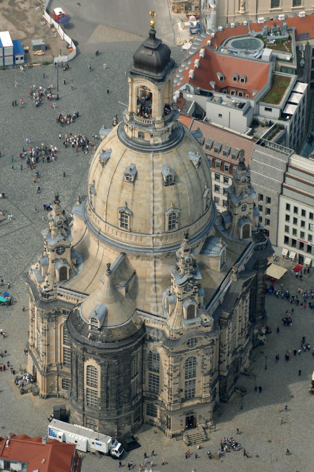 Dresden from the bird's eye view: Blick auf die wiederhergestellte Dresdner Frauenkirche, der evangelisch-lutherische Kirche des Barocks und der prägende Monumentalbau des Dresdner Neumarkt. View of the restored Frauenkirche in Dresden, the Evangelical-Lutheran Church of the Baroque and monumental building of the Neumarkt.