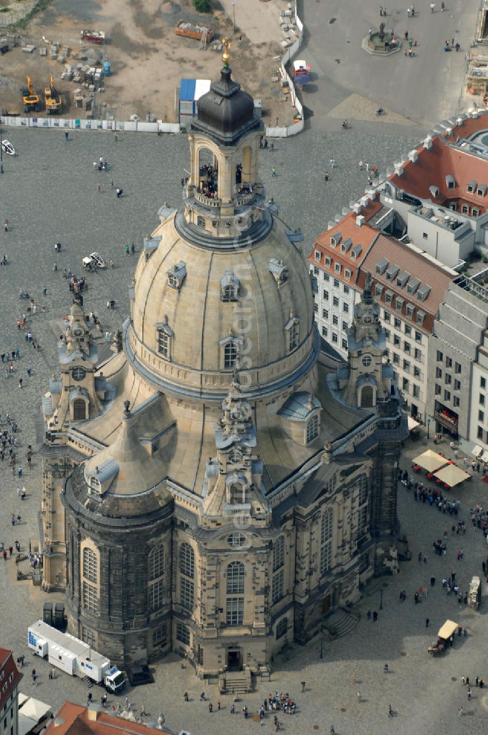 Aerial photograph Dresden - Blick auf die wiederhergestellte Dresdner Frauenkirche, der evangelisch-lutherische Kirche des Barocks und der prägende Monumentalbau des Dresdner Neumarkt. View of the restored Frauenkirche in Dresden, the Evangelical-Lutheran Church of the Baroque and monumental building of the Neumarkt.