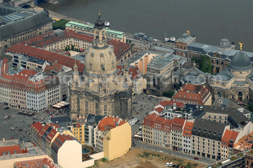 Dresden from the bird's eye view: Blick auf die wiederhergestellte Dresdner Frauenkirche, der evangelisch-lutherische Kirche des Barocks und der prägende Monumentalbau des Dresdner Neumarkt. View of the restored Frauenkirche in Dresden, the Evangelical-Lutheran Church of the Baroque and monumental building of the Neumarkt.