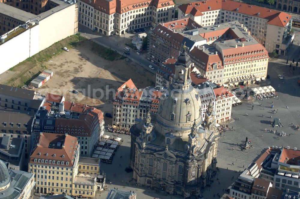 Dresden from the bird's eye view: Blick auf die wiederhergestellte Dresdner Frauenkirche, der evangelisch-lutherische Kirche des Barocks und der prägende Monumentalbau des Dresdner Neumarkt. View of the restored Frauenkirche in Dresden, the Evangelical-Lutheran Church of the Baroque and monumental building of the Neumarkt.