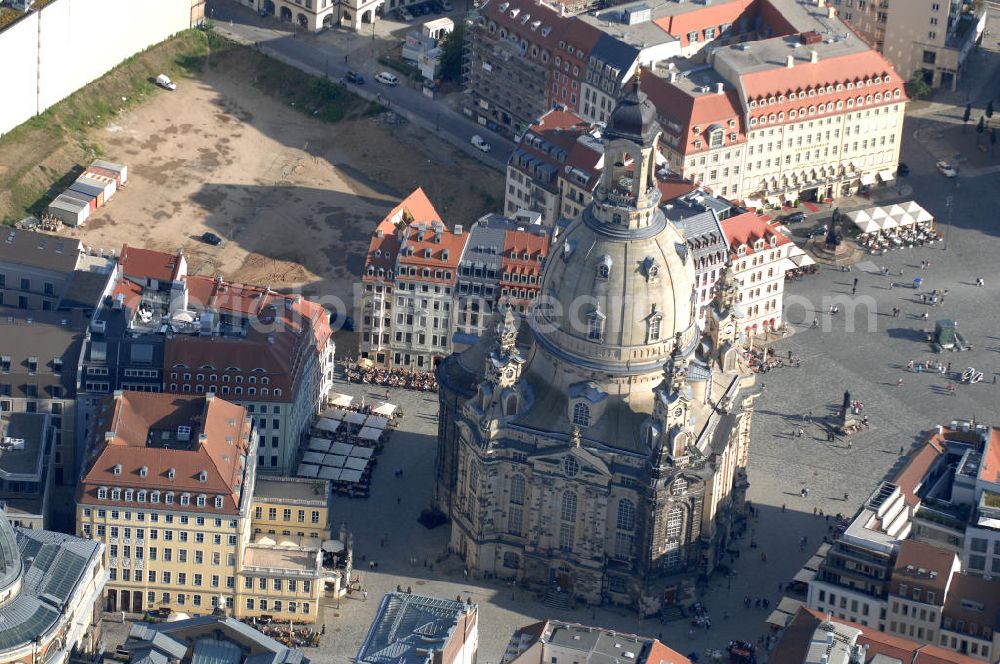 Aerial image Dresden - Blick auf die wiederhergestellte Dresdner Frauenkirche, der evangelisch-lutherische Kirche des Barocks und der prägende Monumentalbau des Dresdner Neumarkt. View of the restored Frauenkirche in Dresden, the Evangelical-Lutheran Church of the Baroque and monumental building of the Neumarkt.