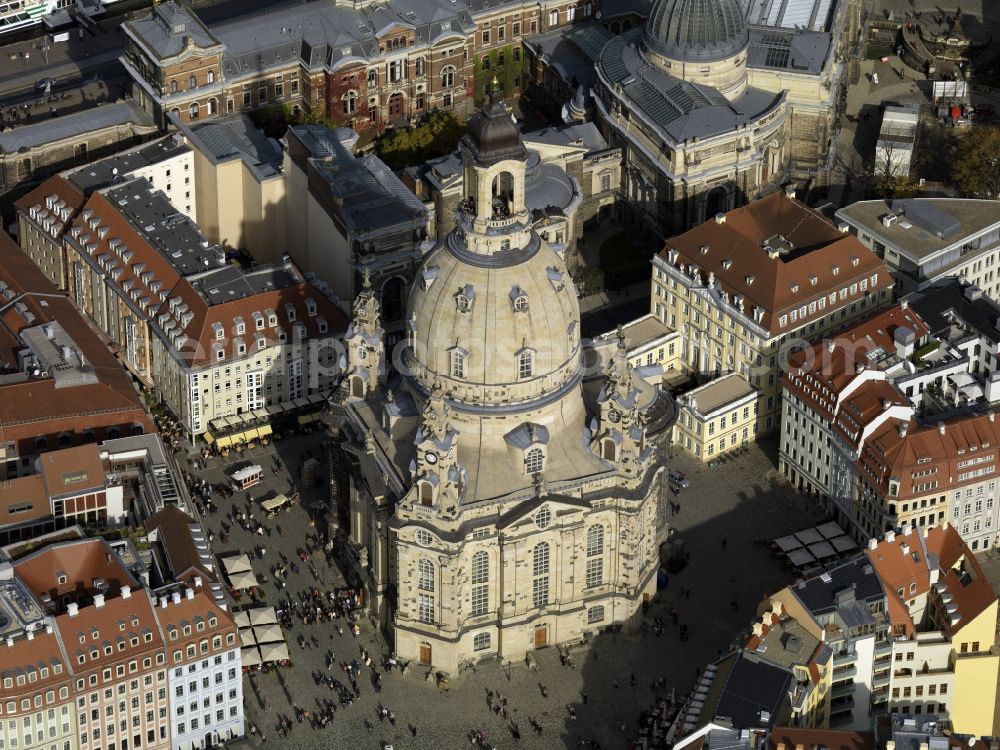 Aerial image Dresden - View of the restored Frauenkirche in Dresden, the Evangelical-Lutheran Church of the Baroque and monumental building on the Neumarkt