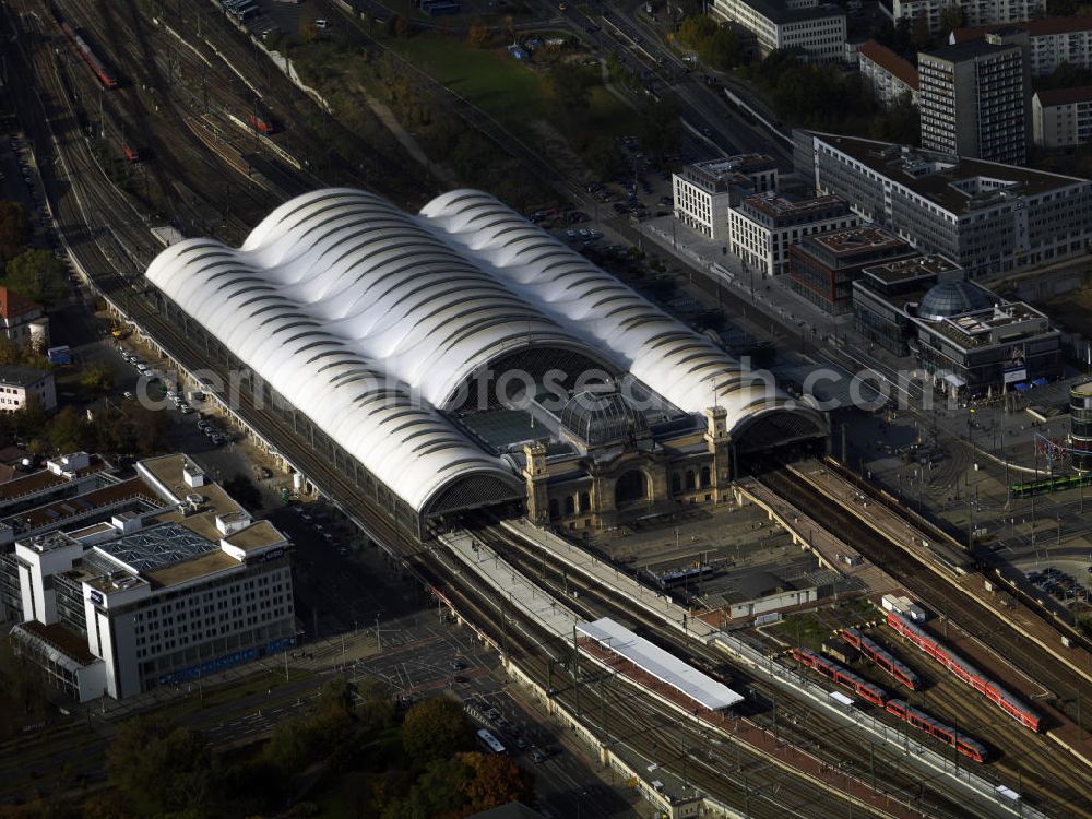 Dresden from the bird's eye view: Dresden10/08/2008 overlooking the main station in Dresden, which is the largest station in the Saxon capital. A special feature of the station is the Teflon-coated glass fiber membrane with a covered arena structure