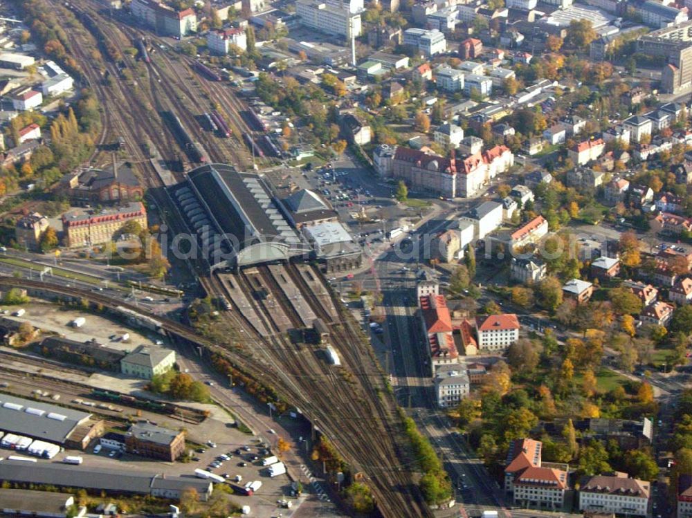 Aerial photograph Dresden - Blick auf den Dresdner Hauptbahnhof, der sich am südlichen Rand der Innenstadt befindet (am Südende der Prager Straße), nördlich davon der Wiener Platz. Der Bahnhof liegt an der Wiener Straße und wurde von 1892 bis 1897 unter Leitung von Ernst Giese, Paul Weidner und Arwed Rosbach an der Stelle des Böhmischen Bahnhofes erbaut. Im Jahre 1898 wurde er seiner Bestimmung übergeben.