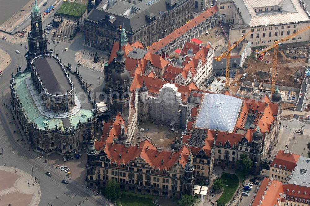 Aerial image Dresden - Blick auf das wiederhergestellte Dresdner Schloss , dem Residenzschloss der sächsischen Kurfürsten. Im Hintergrund die touristischen Besuchermagneten Hofkirche, Semperoper und Theaterplatz der sächsischen Metropole. View of the restored Royal Palace, the residence of the Saxon Elector. In the background the tourist attractions for visitors Court Church, Semper Opera and theater space of the Saxon capital.