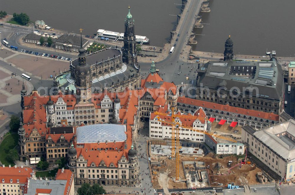 Dresden from above - Blick auf das wiederhergestellte Dresdner Schloss , dem Residenzschloss der sächsischen Kurfürsten. Im Hintergrund die touristischen Besuchermagneten Hofkirche, Semperoper und Theaterplatz der sächsischen Metropole. View of the restored Royal Palace, the residence of the Saxon Elector. In the background the tourist attractions for visitors Court Church, Semper Opera and theater space of the Saxon capital.