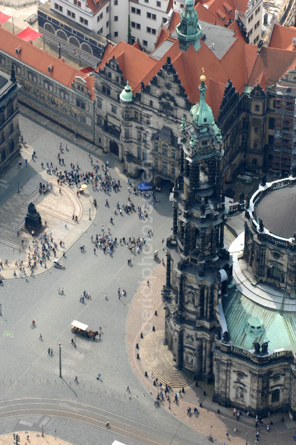 Aerial image Dresden - Blick auf das wiederhergestellte Dresdner Schloss , dem Residenzschloss der sächsischen Kurfürsten. Im Bild die touristischen Besuchermagneten Hofkirche und Theaterplatz der sächsischen Metropole. View of the restored Royal Palace, the residence of the Saxon Elector. In the background the tourist attractions for visitors Court Church, Semper Opera and theater space of the Saxon capital.