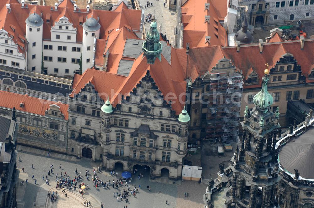 Aerial photograph Dresden - Blick auf das wiederhergestellte Dresdner Schloss , dem Residenzschloss der sächsischen Kurfürsten. Im Bild die touristischen Besuchermagneten Hofkirche und Theaterplatz der sächsischen Metropole. View of the restored Royal Palace, the residence of the Saxon Elector. In the background the tourist attractions for visitors Court Church, Semper Opera and theater space of the Saxon capital.