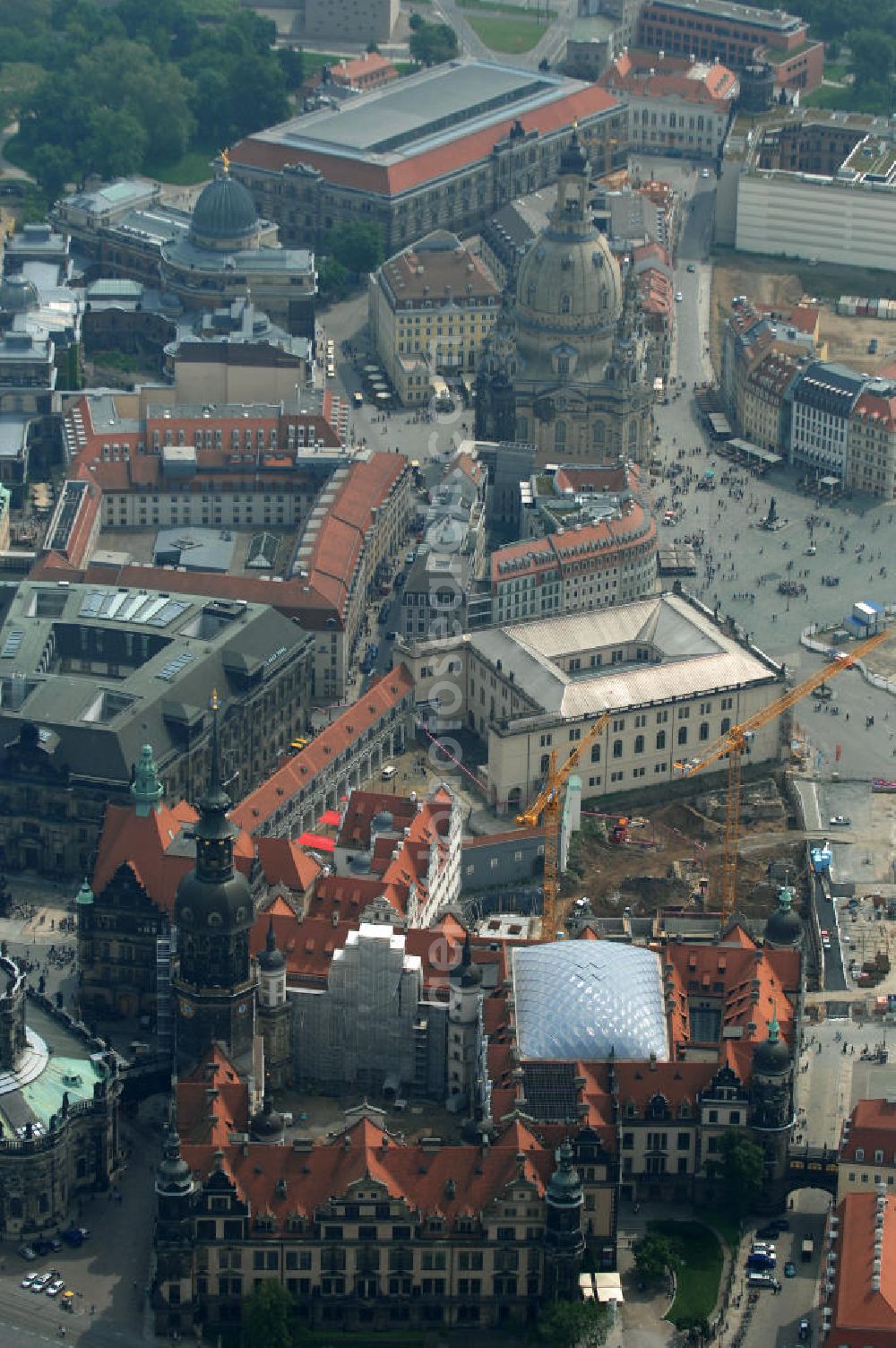 Aerial photograph Dresden - Blick auf das wiederhergestellte Dresdner Schloss , dem Residenzschloss der sächsischen Kurfürsten. Im Hintergrund die wiederhergestellte Dresdner Frauenkirche. View of the restored Royal Palace, the residence of the Saxon Elector. In the background is the restored Frauenkirche in Dresden.