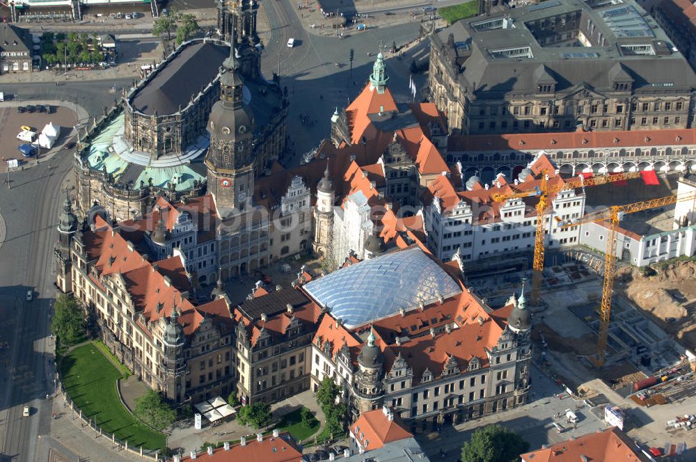 Aerial photograph Dresden - Blick auf das wiederhergestellte Dresdner Schloss , dem Residenzschloss der sächsischen Kurfürsten. Im Hintergrund die touristischen Besuchermagneten Hofkirche, Semperoper und Theaterplatz der sächsischen Metropole. View of the restored Royal Palace, the residence of the Saxon Elector. In the background the tourist attractions for visitors Court Church, Semper Opera and theater space of the Saxon capital.