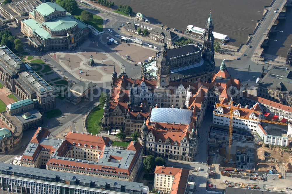 Dresden from above - Blick auf das wiederhergestellte Dresdner Schloss , dem Residenzschloss der sächsischen Kurfürsten. Im Hintergrund die touristischen Besuchermagneten Hofkirche, Semperoper und Theaterplatz der sächsischen Metropole. View of the restored Royal Palace, the residence of the Saxon Elector. In the background the tourist attractions for visitors Court Church, Semper Opera and theater space of the Saxon capital.