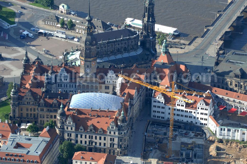 Dresden from above - Blick auf das wiederhergestellte Dresdner Schloss , dem Residenzschloss der sächsischen Kurfürsten. Im Hintergrund die touristischen Besuchermagneten Hofkirche, Semperoper und Theaterplatz der sächsischen Metropole. View of the restored Royal Palace, the residence of the Saxon Elector. In the background the tourist attractions for visitors Court Church, Semper Opera and theater space of the Saxon capital.