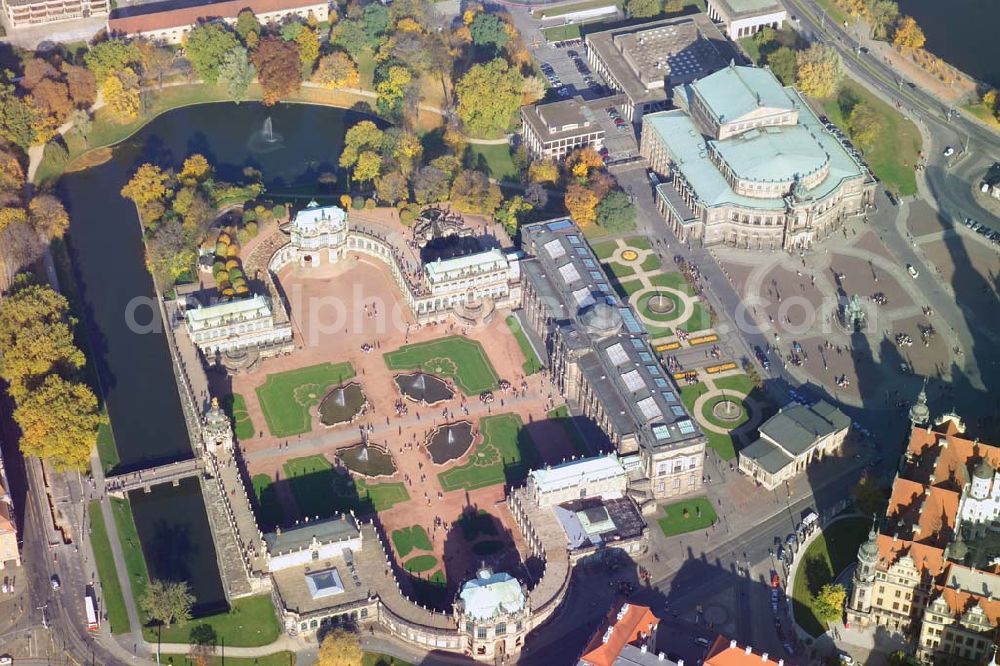 Dresden from above - Blick auf den Dresdner Zwinger und die Semperoper mit dem Theaterplatz. Theaterplatz 1 01067 Dresden. August der Starke ließ die Anlage 1711 bis 1728 von dem Architekten Matthäus Daniel Pöppelmann konzipieren, der bereits seit 1705 als Landbaumeister angestellt war. Der Zwinger wurde im Jahr 1719 eingeweiht. Die endgültige Fertigstellung der Gebäude, mit der die Räume als Sammlungs- und Bibliothekssäle genutzt werden konnten, wurde jedoch erst 1728 erreicht.