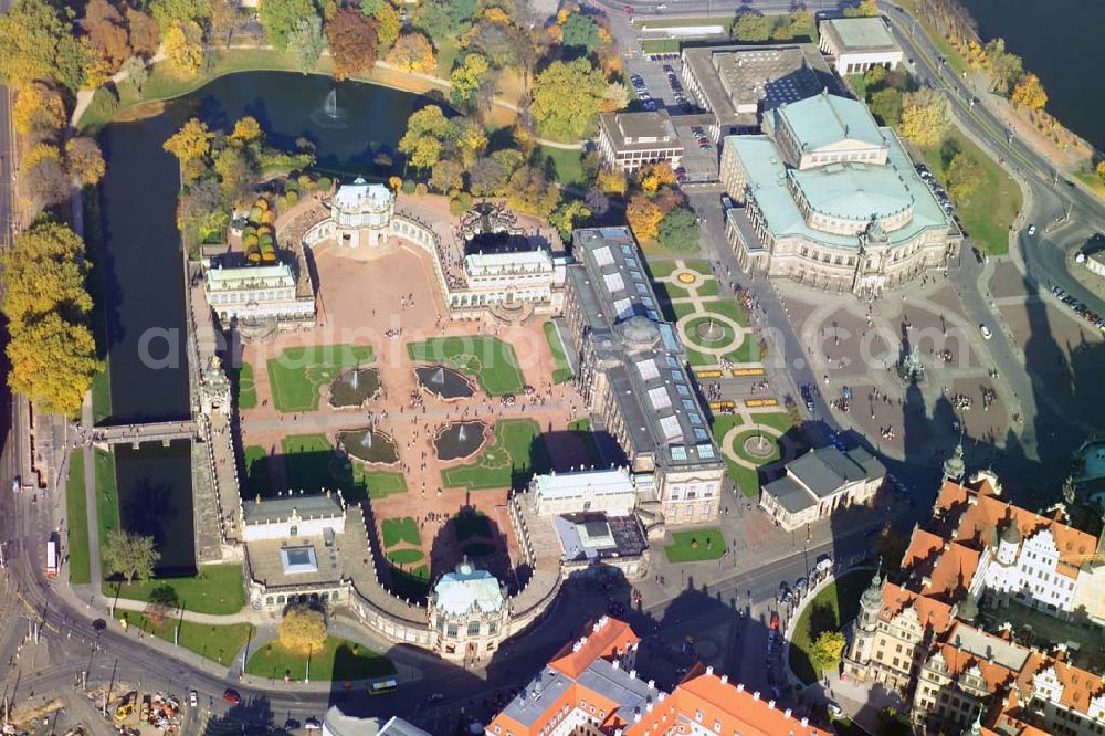 Dresden from the bird's eye view: Blick auf den Dresdner Zwinger und die Semperoper mit dem Theaterplatz. Theaterplatz 1 01067 Dresden. August der Starke ließ die Anlage 1711 bis 1728 von dem Architekten Matthäus Daniel Pöppelmann konzipieren, der bereits seit 1705 als Landbaumeister angestellt war. Der Zwinger wurde im Jahr 1719 eingeweiht. Die endgültige Fertigstellung der Gebäude, mit der die Räume als Sammlungs- und Bibliothekssäle genutzt werden konnten, wurde jedoch erst 1728 erreicht.