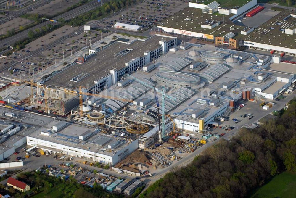 Günthersdorf / Sachsen-Anhalt from above - Dritter Bauabschnitt von nova eventis in Leipzig an der A9 am Autobahnanschluß Leipzig-West. Hier entstehen rund 200 Fachgeschäfte auf ca. 76.000 Quadratmeter Fläche. Ein 170 MIO Euro Projekt der ECE Projektmanagement GmbH Hamburg.