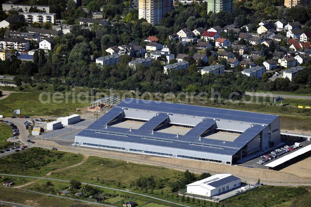 Rüsselsheim from above - Druckzentrum Rhein-Main GmbH & Co.KG im Gewerbepark / Business Park Blauer See am Verkehrsknotenpunkt Rüsselsheimer Dreieck im Rhein-Main-Gebiet. Das Büro- und Dienstleistungszentrum ist ein Projekt der HVB Immobilien AG. The industrial park Blauer See in the Rhine-Main region.