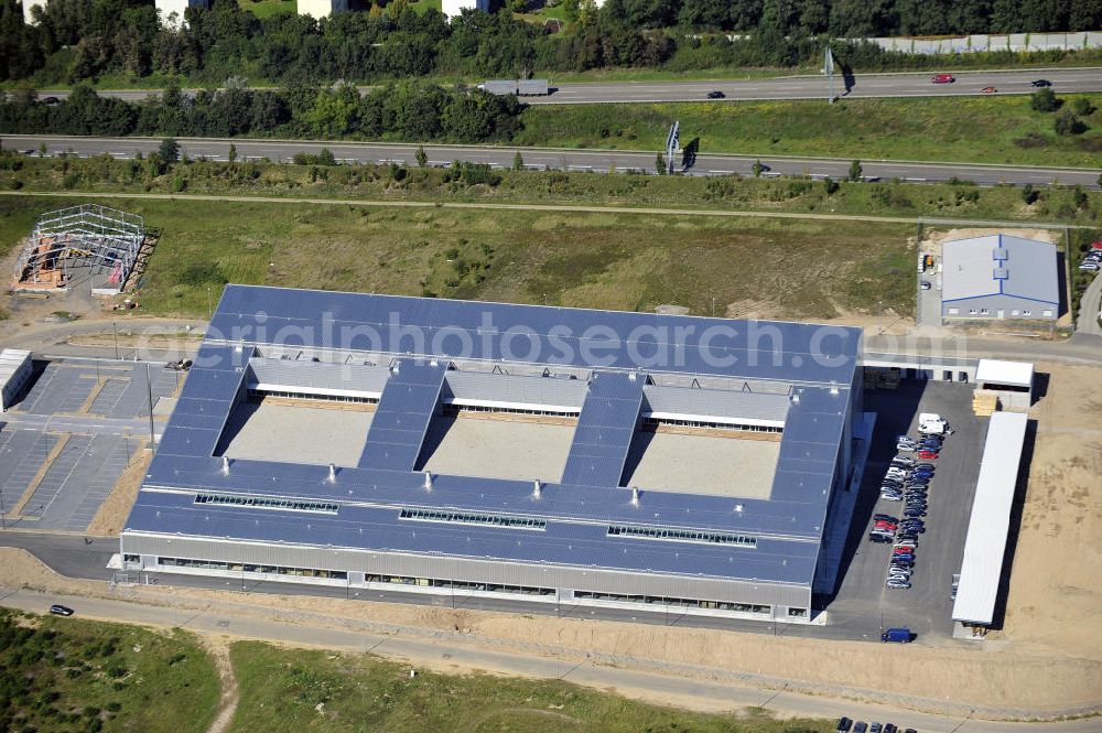 Aerial photograph Rüsselsheim - Druckzentrum Rhein-Main GmbH & Co.KG im Gewerbepark / Business Park Blauer See am Verkehrsknotenpunkt Rüsselsheimer Dreieck im Rhein-Main-Gebiet. Das Büro- und Dienstleistungszentrum ist ein Projekt der HVB Immobilien AG. The industrial park Blauer See in the Rhine-Main region.