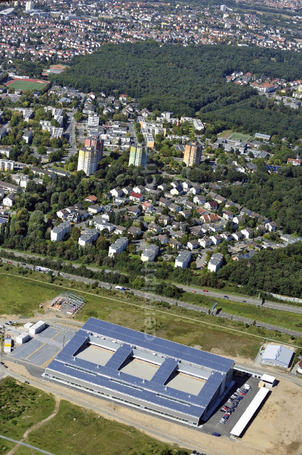 Aerial image Rüsselsheim - Druckzentrum Rhein-Main GmbH & Co.KG im Gewerbepark / Business Park Blauer See am Verkehrsknotenpunkt Rüsselsheimer Dreieck im Rhein-Main-Gebiet. Das Büro- und Dienstleistungszentrum ist ein Projekt der HVB Immobilien AG. The industrial park Blauer See in the Rhine-Main region.