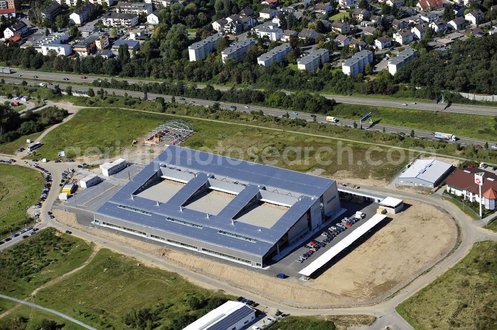 Aerial photograph Rüsselsheim - Druckzentrum Rhein-Main GmbH & Co.KG im Gewerbepark / Business Park Blauer See am Verkehrsknotenpunkt Rüsselsheimer Dreieck im Rhein-Main-Gebiet. Das Büro- und Dienstleistungszentrum ist ein Projekt der HVB Immobilien AG. The industrial park Blauer See in the Rhine-Main region.