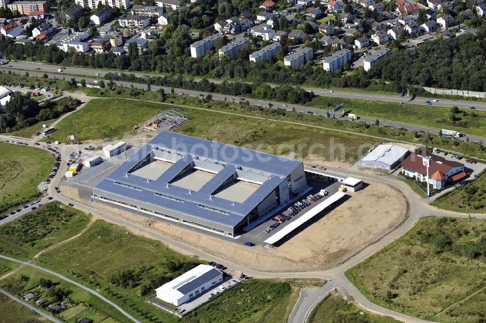 Rüsselsheim from the bird's eye view: Druckzentrum Rhein-Main GmbH & Co.KG im Gewerbepark / Business Park Blauer See am Verkehrsknotenpunkt Rüsselsheimer Dreieck im Rhein-Main-Gebiet. Das Büro- und Dienstleistungszentrum ist ein Projekt der HVB Immobilien AG. The industrial park Blauer See in the Rhine-Main region.