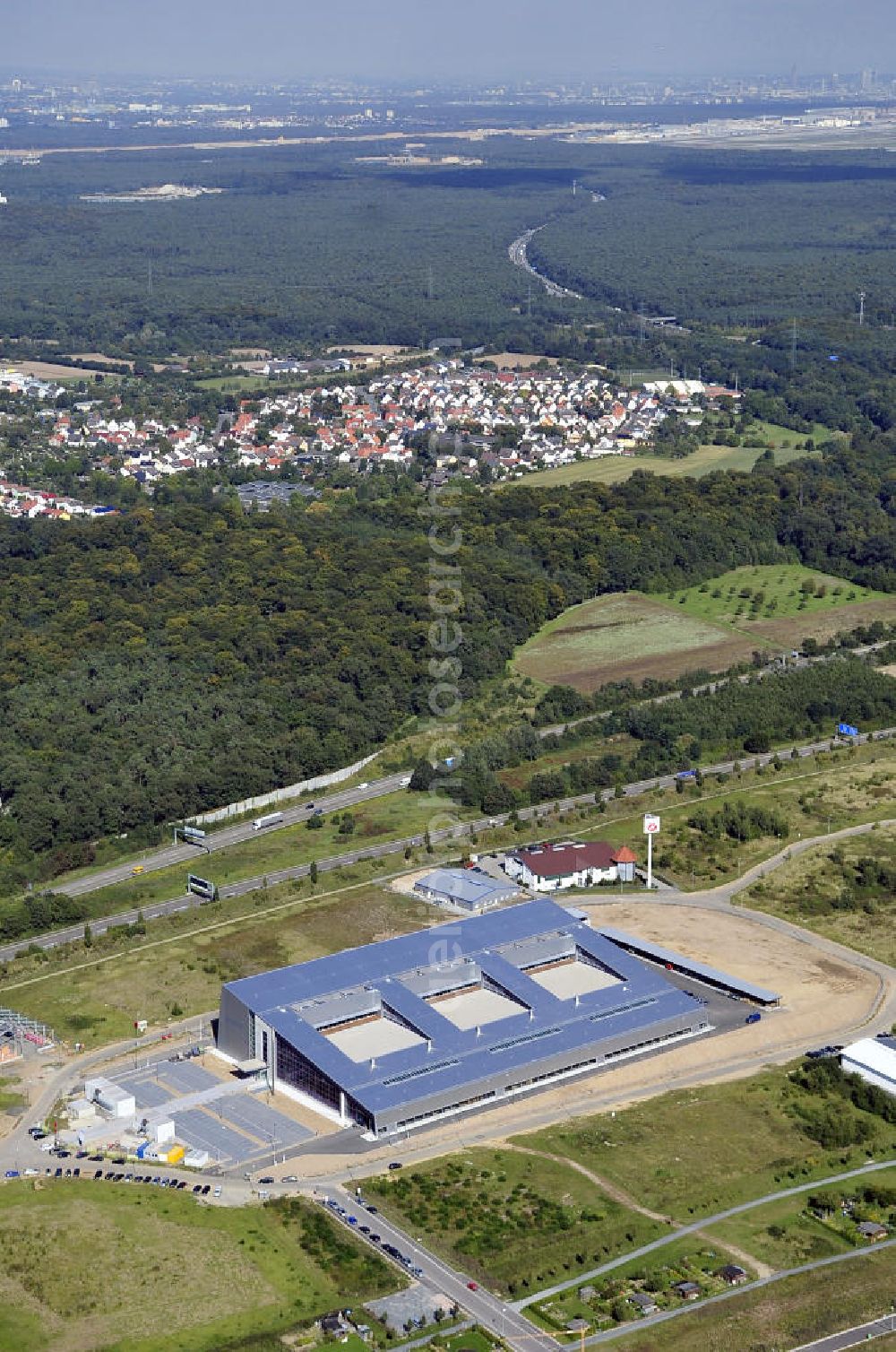 Aerial image Rüsselsheim - Druckzentrum Rhein-Main GmbH & Co.KG im Gewerbepark / Business Park Blauer See am Verkehrsknotenpunkt Rüsselsheimer Dreieck im Rhein-Main-Gebiet. Das Büro- und Dienstleistungszentrum ist ein Projekt der HVB Immobilien AG. The industrial park Blauer See in the Rhine-Main region.