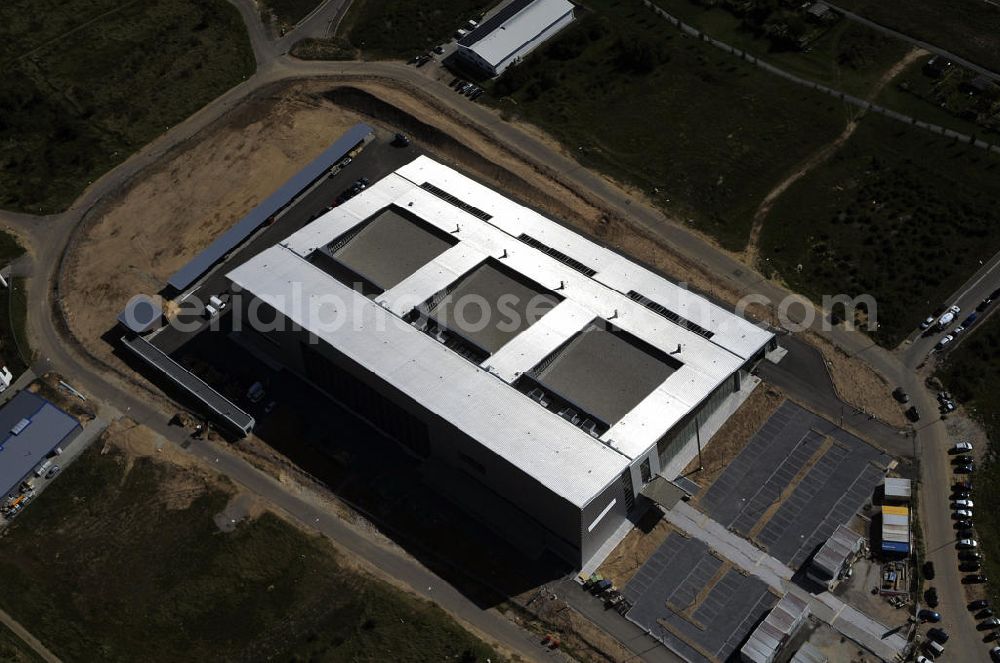 Rüsselsheim from above - Druckzentrum Rhein-Main GmbH & Co.KG im Gewerbepark / Business Park Blauer See am Verkehrsknotenpunkt Rüsselsheimer Dreieck im Rhein-Main-Gebiet. Das Büro- und Dienstleistungszentrum ist ein Projekt der HVB Immobilien AG. The industrial park Blauer See in the Rhine-Main region.