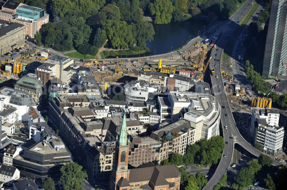 Düsseldorf from the bird's eye view: Düsseldorf 22.09.10 Shadow-Arkaden an der Blumenstraße Ecke Schadowstraße mit angrenzendem Kaufhaus Peek & Cloppenburg und die evangelische Johanneskirche in Düsseldorf-Stadtbezirk 01 im Stadtteil Stadtmitte an der Berliner Allee. The mall Shadow-Arkaden at the street Blumenstraße / Schadowstraße with the adjacent shopping center Peek & Cloppenburg and the evangelical church Johanneskirche in Düsseldorf-Stadtbezirk 01 in the district Stadtmitte at the street Berliner Allee.