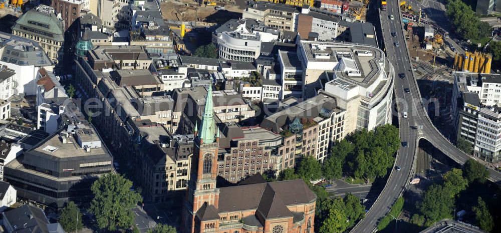 Aerial image Düsseldorf - Düsseldorf 22.09.10 Shadow-Arkaden an der Blumenstraße Ecke Schadowstraße mit angrenzendem Kaufhaus Peek & Cloppenburg und die evangelische Johanneskirche in Düsseldorf-Stadtbezirk 01 im Stadtteil Stadtmitte an der Berliner Allee. The mall Shadow-Arkaden at the street Blumenstraße / Schadowstraße with the adjacent shopping center Peek & Cloppenburg and the evangelical church Johanneskirche in Düsseldorf-Stadtbezirk 01 in the district Stadtmitte at the street Berliner Allee.