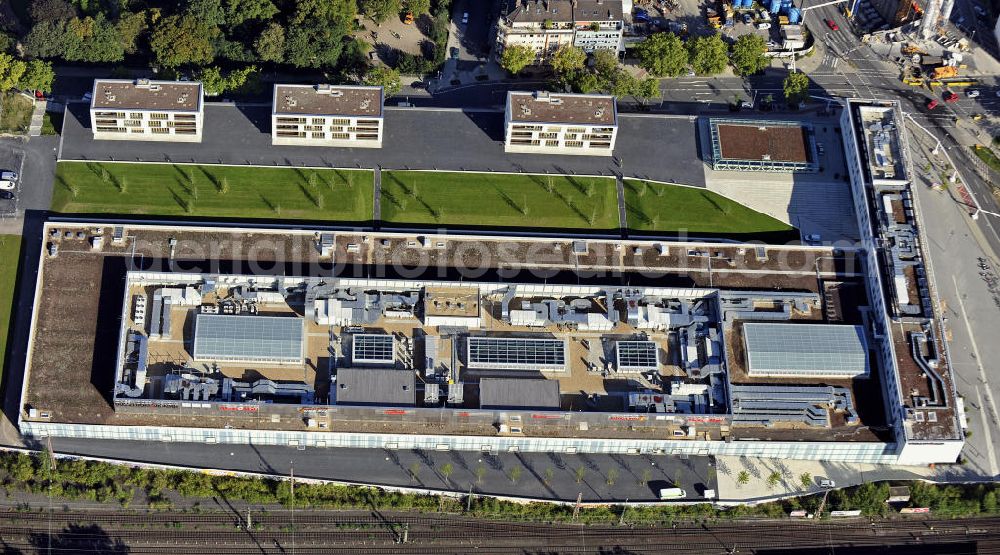 Düsseldorf from above - Blick auf die Düsseldorf Arcaden im Stadtteil Unterbilk. Auf dem Gelände eines ehemaligen Güterbahnhofs entstand durch die mfi management Gruppe ein Einkaufs- und Erlebniszentrum mit Einzelhandelsflächen für rund 120 Ladenlokale, Gastronomie, diverse Dienstleistungen und ein Schwimmbad. View of the Dusseldorf Arcaden in the district of Unterbilk. On the site of a former goods station a shopping and entertainment center was built with retail space for some 120 shops, restaurants, various services and a public swimming pool.