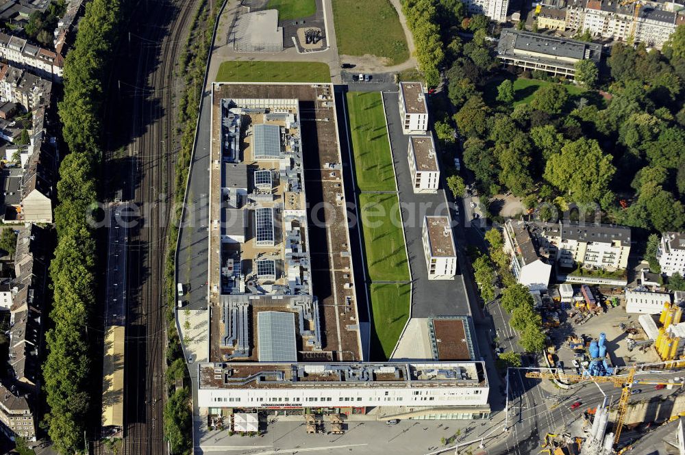 Aerial photograph Düsseldorf - Blick auf die Düsseldorf Arcaden im Stadtteil Unterbilk. Auf dem Gelände eines ehemaligen Güterbahnhofs entstand durch die mfi management Gruppe ein Einkaufs- und Erlebniszentrum mit Einzelhandelsflächen für rund 120 Ladenlokale, Gastronomie, diverse Dienstleistungen und ein Schwimmbad. View of the Dusseldorf Arcaden in the district of Unterbilk. On the site of a former goods station a shopping and entertainment center was built with retail space for some 120 shops, restaurants, various services and a public swimming pool.