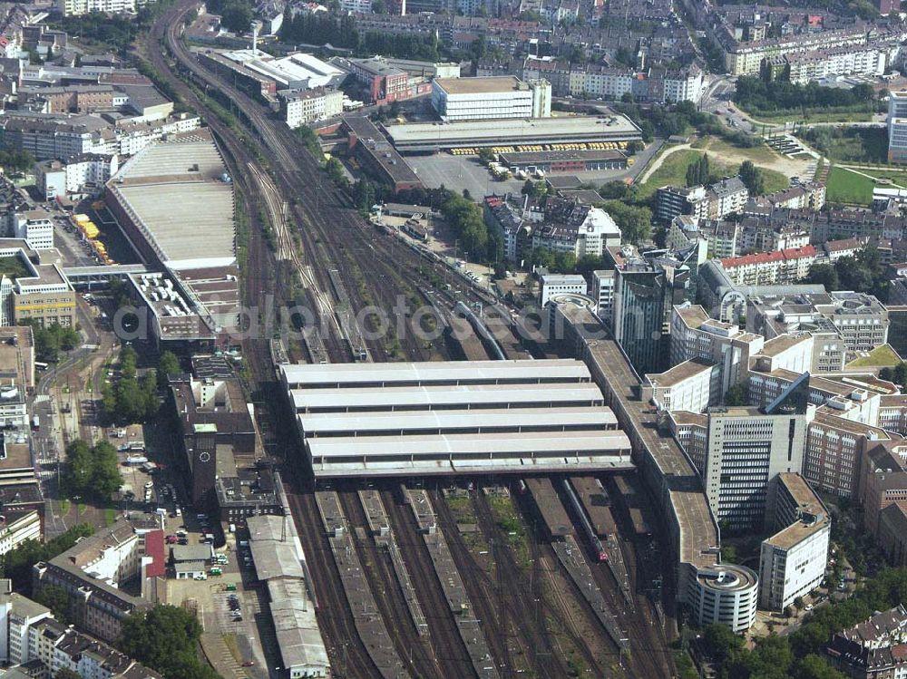 Düsseldorf (NRW) from above - Blick auf den Düsseldorfer Hauptbahnhof und das nebenliegende Weiterbildungszentrum (WBZ) am Bertha-von-Suttner-Platz. Ebenso befindet sich in dem Gebäudeareal das Dienstleistungszentrums (DLZ) und das Amerikanische Generalkonsulat in der Willi-Becke-Allee. Auf der Nutzfläche lag vor der Umgestaltung das ehemalige Thyssen Stahlwerk.