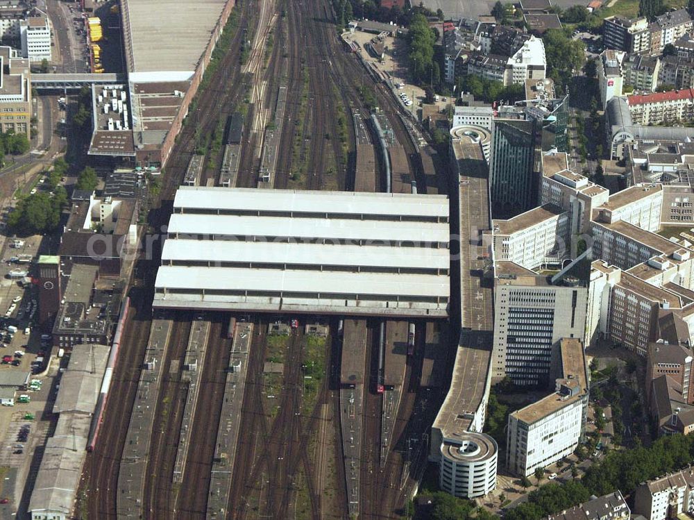 Düsseldorf (NRW) from the bird's eye view: Blick auf den Düsseldorfer Hauptbahnhof und das nebenliegende Weiterbildungszentrum (WBZ) am Bertha-von-Suttner-Platz. Ebenso befindet sich in dem Gebäudeareal das Dienstleistungszentrums (DLZ) und das Amerikanische Generalkonsulat in der Willi-Becke-Allee. Auf der Nutzfläche lag vor der Umgestaltung das ehemalige Thyssen Stahlwerk.