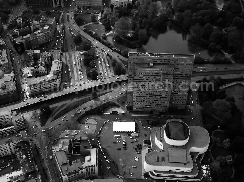 Düsseldorf from the bird's eye view: Opera house Duesseldorfer Schauspielhaus on Gustaf Gruendgens Platz in the district Stadtmitte in Duesseldorf in the state North Rhine-Westphalia, Germany