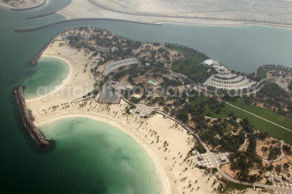 Aerial image Dubai - Die künstliche Insel Palm Jumeirah. Die beiden Inseln The Palm, Jumeirah und The Palm, Jebel Ali, zusammen Palm Islands, sind zwei künstliche Inseln, die vor Dubai im Persischen Golf angelegt wurden. Die Inseln bestehen aus rund 100 Millionen Kubikmeter Fels und durch ein spezielles Rüttelverfahren verdichtetem Sand und sind in Form einer Palme angelegt. Allein die 560 Hektar große Insel The Palm, Jumeirah wird die Küstenlinie Dubais um ca. 100 km verlängern. Bauherr ist die staatseigene Entwicklungs- und Baugesellschaft Nakheel. Die Erdbauarbeiten führen die niederländischen Firmen Royal Boskalis Westminster und Van Oord aus. Die Arbeiten an der Insel Palm Jumeirah wurden 2001 begonnen, im Dezember 2006 waren die ersten Apartements bezugsfertig. Neben Apartementhäusern gibt es auf der Insel Vergnügungsparks, Luxushotels, Einkaufszentren, etc. Die Palm Islands sollen durch eine dritte Insel, Palm Deira, ergänzt werden, die die beiden bestehenden Inseln vom Ausmaß her weit übertreffen wird. / AE, United Arab Emirates, Dubai: Palm Jumeirah. Palm Jumeirah and Palm Jebel Ali are two artificial island with hotels, real estates, shops and large beaches for tourism. Kontakt Nakheel: P.O. Box 17777, Dubai, United Arab Ermirates, Tel. +971 4390333 Fax +971 43903314, Email: info@nakheel.com; Kontakt Royal Boskalis Westminster: Tel. +31(0)79 6969000 Fax +31(0)78 6969555, Email: info@hoskalis.nl; Kontakt Van Oord: Tel. +31(0)10 4478444, Fax +31(0)10 4478100, Email: info@vanoord.com.