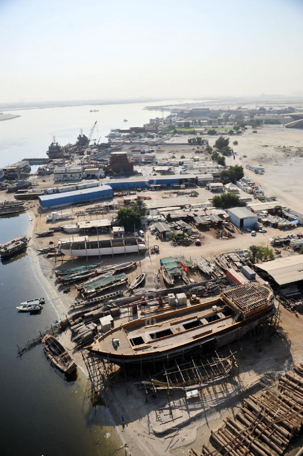 Dubai from the bird's eye view: Überblick auf die Werften Drydocks World in Dubai mit der Werft der Firma GMMOS im hinteren Teil des Bildes und der Werft der traditionellen Holzschiffbaufirma Saif Mohd. Al Qaizi im Vordergrund. GMMOS beschafft u.a. Arbeitsgeräte für die Öl- und Gasindustry im Mittleren Osten und der Golfregion. Die Drydocks sind das größten Trockedocks im Persichen Golf. Overview of the Drydocks World in Dubai. They consist mainly of the dockyards of GMMOS (in the background) and the manufecterers of wooden ships Saif Mohd. Al Qaiz (in the foreground. GMMOS provides equipment to the oil and gas industry in the Middel East and Gulf region. The Drydocks are the only large drydocks facility in the Persian Gulf.