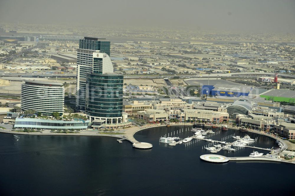 Aerial photograph Dubai - Dubai Festival City ist ein großes Wohn-, Geschäfts- und Vergnügungsviertel in der Stadt Dubai. Angekündigt als eine Stadt-in-einer-Stadt ist Dubai Festival City im Nahen Osten die größte gemischt genutzte Entwicklung: alle Elemente für Arbeit, Wohnen und Freizeit sollen innerhalb des Projekts enthalten sein. Nach der Fertigstellung umfasst Festival City eine Reihe von Wohngebieten, zahlreiche Hotels, Einkaufszentren, einen Golfplatz und an dere Vergnügungsmöglichkeiten und eine vollständige Folge von öffentlichen Dienstleistungen, einschließlich der Schulen. Dubai Festival City is a large residential, business and entertainment development in the city of Dubai, United Arab Emirates. Touted as a city-within-a-city, Dubai Festival City is the Middle East's largest mixed-use development: all elements for work, living, and leisure will be contained within the project. Once completed Festival City will comprise a series of residential communities, numerous hotels, malls, a golf course and other entertainment sites, and a full suite of public services, including schools.