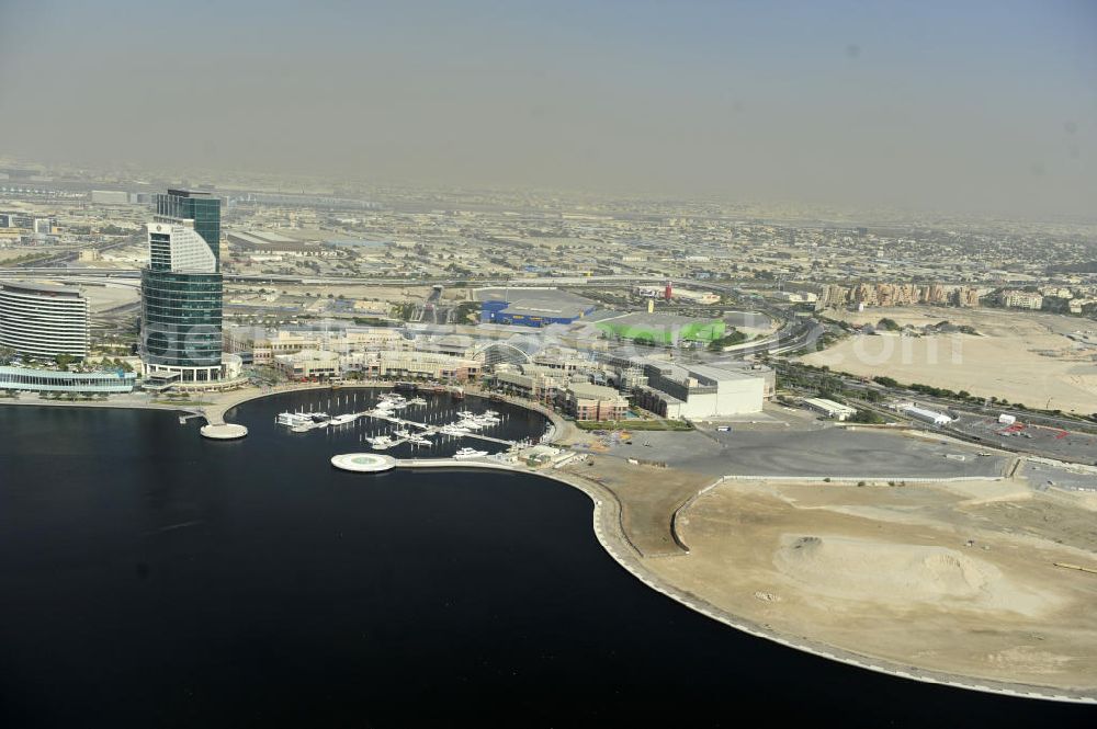 Dubai from above - Dubai Festival City ist ein großes Wohn-, Geschäfts- und Vergnügungsviertel in der Stadt Dubai. Angekündigt als eine Stadt-in-einer-Stadt ist Dubai Festival City im Nahen Osten die größte gemischt genutzte Entwicklung: alle Elemente für Arbeit, Wohnen und Freizeit sollen innerhalb des Projekts enthalten sein. Nach der Fertigstellung umfasst Festival City eine Reihe von Wohngebieten, zahlreiche Hotels, Einkaufszentren, einen Golfplatz und an dere Vergnügungsmöglichkeiten und eine vollständige Folge von öffentlichen Dienstleistungen, einschließlich der Schulen. Dubai Festival City is a large residential, business and entertainment development in the city of Dubai, United Arab Emirates. Touted as a city-within-a-city, Dubai Festival City is the Middle East's largest mixed-use development: all elements for work, living, and leisure will be contained within the project. Once completed Festival City will comprise a series of residential communities, numerous hotels, malls, a golf course and other entertainment sites, and a full suite of public services, including schools.