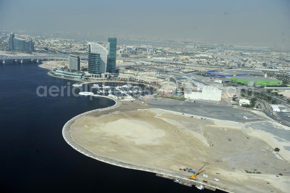 Dubai from above - Dubai Festival City ist ein großes Wohn-, Geschäfts- und Vergnügungsviertel in der Stadt Dubai. Angekündigt als eine Stadt-in-einer-Stadt ist Dubai Festival City im Nahen Osten die größte gemischt genutzte Entwicklung: alle Elemente für Arbeit, Wohnen und Freizeit sollen innerhalb des Projekts enthalten sein. Nach der Fertigstellung umfasst Festival City eine Reihe von Wohngebieten, zahlreiche Hotels, Einkaufszentren, einen Golfplatz und an dere Vergnügungsmöglichkeiten und eine vollständige Folge von öffentlichen Dienstleistungen, einschließlich der Schulen. Dubai Festival City is a large residential, business and entertainment development in the city of Dubai, United Arab Emirates. Touted as a city-within-a-city, Dubai Festival City is the Middle East's largest mixed-use development: all elements for work, living, and leisure will be contained within the project. Once completed Festival City will comprise a series of residential communities, numerous hotels, malls, a golf course and other entertainment sites, and a full suite of public services, including schools.