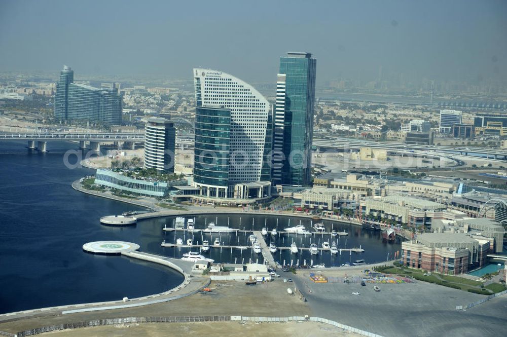 Aerial image Dubai - Dubai Festival City ist ein großes Wohn-, Geschäfts- und Vergnügungsviertel in der Stadt Dubai. Angekündigt als eine Stadt-in-einer-Stadt ist Dubai Festival City im Nahen Osten die größte gemischt genutzte Entwicklung: alle Elemente für Arbeit, Wohnen und Freizeit sollen innerhalb des Projekts enthalten sein. Nach der Fertigstellung umfasst Festival City eine Reihe von Wohngebieten, zahlreiche Hotels, Einkaufszentren, einen Golfplatz und an dere Vergnügungsmöglichkeiten und eine vollständige Folge von öffentlichen Dienstleistungen, einschließlich der Schulen. Dubai Festival City is a large residential, business and entertainment development in the city of Dubai, United Arab Emirates. Touted as a city-within-a-city, Dubai Festival City is the Middle East's largest mixed-use development: all elements for work, living, and leisure will be contained within the project. Once completed Festival City will comprise a series of residential communities, numerous hotels, malls, a golf course and other entertainment sites, and a full suite of public services, including schools.