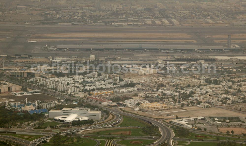 Aerial photograph Dubai - Der Flughafen von Dubai ist Sitz von Emirates, der internationalen Fluggesellschaft des Emirates Dubai. Ein erstes Flugfeld wurde 1959 angelegt. Mit 34.3 Millionen Passagieren und 250.000 Flugbewegungen (Stand 2007) ist der Dubai International Airport der bedeutenste Flughafen des Nahen Ostens.