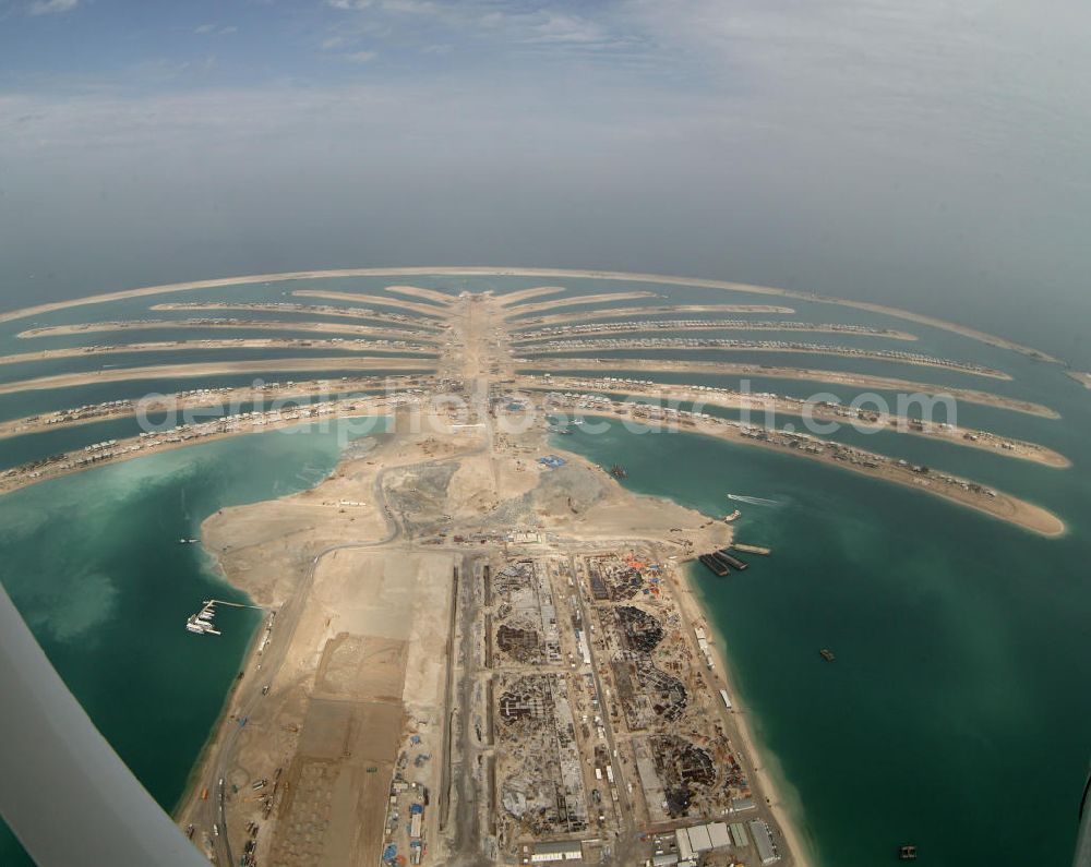 Dubai from the bird's eye view: Die künstliche Insel Palm Jumeirah. Die beiden Inseln The Palm, Jumeirah und The Palm, Jebel Ali, zusammen Palm Islands, sind zwei künstliche Inseln, die vor Dubai im Persischen Golf angelegt wurden. Die Inseln bestehen aus rund 100 Millionen Kubikmeter Fels und durch ein spezielles Rüttelverfahren verdichtetem Sand und sind in Form einer Palme angelegt. Allein die 560 Hektar große Insel The Palm, Jumeirah wird die Küstenlinie Dubais um ca. 100 km verlängern. Bauherr ist die staatseigene Entwicklungs- und Baugesellschaft Nakheel. Die Erdbauarbeiten führen die niederländischen Firmen Royal Boskalis Westminster und Van Oord aus. Die Arbeiten an der Insel Palm Jumeirah wurden 2001 begonnen, im Dezember 2006 waren die ersten Apartements bezugsfertig. Neben Apartementhäusern gibt es auf der Insel Vergnügungsparks, Luxushotels, Einkaufszentren, etc. Die Palm Islands sollen durch eine dritte Insel, Palm Deira, ergänzt werden, die die beiden bestehenden Inseln vom Ausmaß her weit übertreffen wird. / AE, United Arab Emirates, Dubai: Palm Jumeirah. Palm Jumeirah and Palm Jebel Ali are two artificial island with hotels, real estates, shops and large beaches for tourism. Kontakt Nakheel: P.O. Box 17777, Dubai, United Arab Ermirates, Tel. +971 4390333 Fax +971 43903314, Email: info@nakheel.com; Kontakt Royal Boskalis Westminster: Tel. +31(0)79 6969000 Fax +31(0)78 6969555, Email: info@hoskalis.nl; Kontakt Van Oord: Tel. +31(0)10 4478444, Fax +31(0)10 4478100, Email: info@vanoord.com.