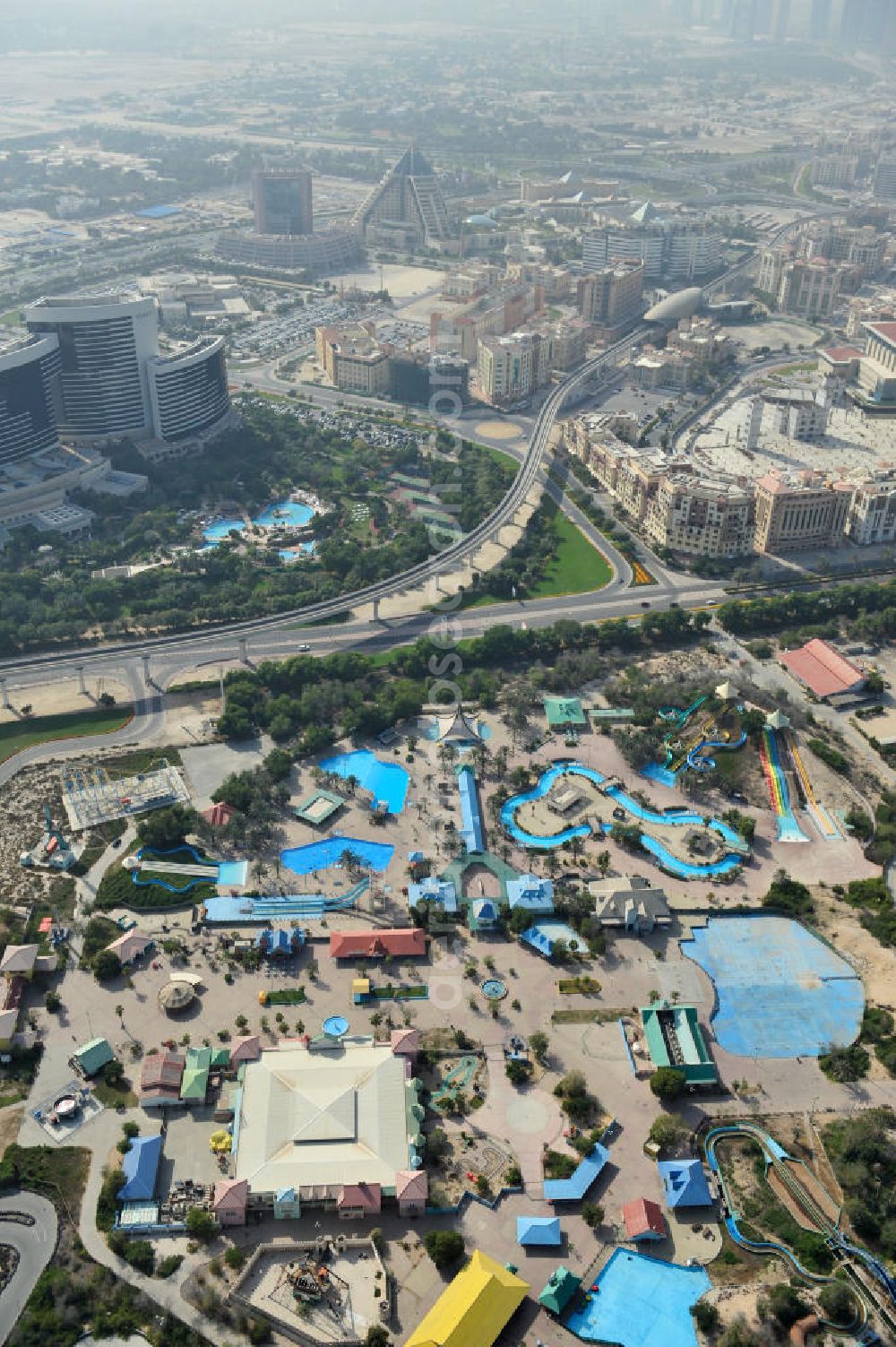 Dubai from above - Der Dubai Wonderland Park, ein Vergnügunspark an der Dubai Creekside. The Dubai Wonderland Park, an amusement park at Dubai Creekside.